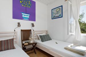 Pokój z 2 łóżkami i oknem w obiekcie Robinson House Nicolina w Hvarze