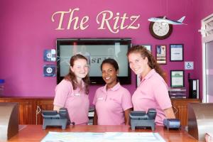 Lobi atau kawasan kaunter penerimaan di The Ritz Hostel