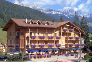 Nespecifikovaný výhled na hory nebo výhled na hory při pohledu z hotelu