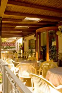 un grupo de mesas y sillas en un patio en Hotel Viola, en Caramanico Terme