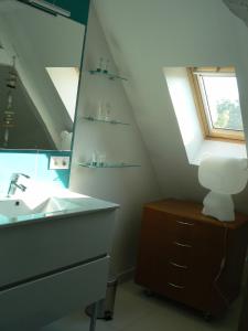 CreysseにあるLa petite maison de Clotildeのバスルーム(洗面台、鏡付)