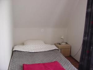 布科維納塔特贊斯卡的住宿－林姆巴民宿，一间小卧室,配有床和床头柜