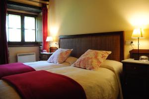 Кровать или кровати в номере Apartamentos Rurales Ca Lulón