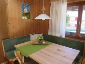ショペルナウにあるHaus Manserのダイニングルームテーブル(緑のソファ、テーブル付)