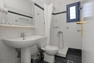 Ένα μπάνιο στο Nissiotiko Studios & Apartments