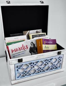 una caja llena de libros encima de una mesa en I Love Art, en Cagliari