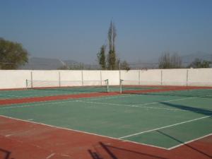 Tenis a/nebo squash v ubytování Hotel Cipreses nebo okolí