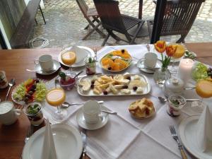 una mesa con una bandeja de comida en una mesa en Schloss Raitenbuch en Kallmünz