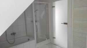 a bathroom with a shower and a bath tub at Ferienwohnung Anita in Annweiler am Trifels
