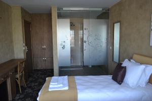 Postel nebo postele na pokoji v ubytování Garni Hotel Chicha - Winery ŠKRBIĆ