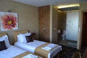 Postel nebo postele na pokoji v ubytování Garni Hotel Chicha - Winery ŠKRBIĆ