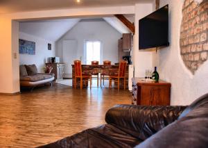 ein Wohnzimmer mit einem Sofa und einem Tisch in der Unterkunft Ferienwohnungen Louisenblick in Bamberg