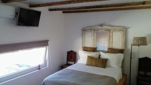 1 dormitorio con 1 cama, ventana y TV en Snug Independent Room en Lisboa