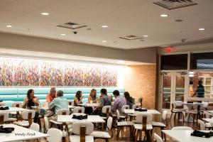 un gruppo di persone seduti ai tavoli in un ristorante di The Fredonia Hotel a Nacogdoches