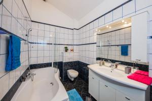 卡什泰拉Two apartments near the sea的带浴缸、水槽和马桶的浴室 更多36张照片