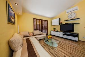 A television and/or entertainment centre at Two beautiful apartments near the sea