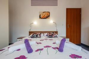 卡什泰拉Two apartments near the sea的卧室里有一张带紫色枕头的床