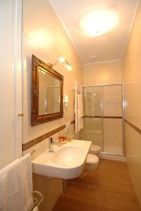 A bathroom at Corte dei Santi