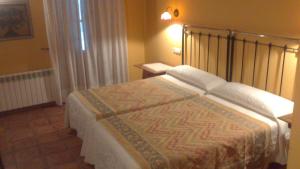 1 dormitorio con 1 cama grande en una habitación en Casa Rural Corvina, en Acebo