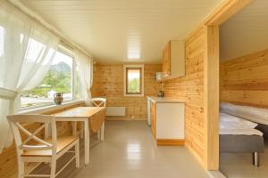 een tiny house met een bureau en een stapelbed bij Kabelvåg Feriehus & Camping in Kabelvåg