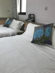 Postel nebo postele na pokoji v ubytování Lucky Bear Guesthouse + 17 fotografií