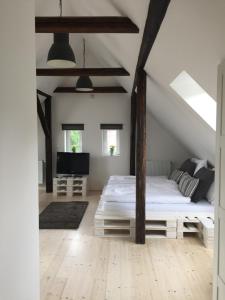 een slaapkamer met een groot bed op zolder bij Vila Wander in Bedřichov