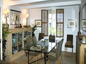 sala de estar con mesa de cristal y sillas en Au Grey d'Honfleur, en Honfleur