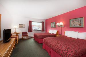 Et tv og/eller underholdning på Days Inn by Wyndham Mason City