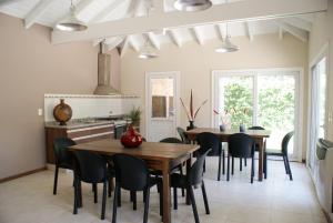 a kitchen with a dining room table and chairs at Descanso del Molino in Luján