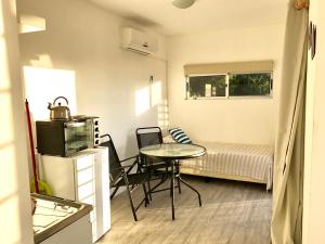 Η κουζίνα ή μικρή κουζίνα στο Mahalo Aparts +26 φωτογραφίες