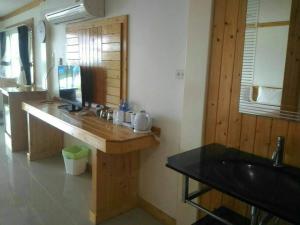 ein Badezimmer mit einer Holztheke und einem Waschbecken in der Unterkunft Z-Touch Lipe Island Resort in Ko Lipe
