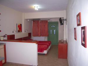 um quarto com uma cama e uma porta verde em Villa Pepy em Mesongi