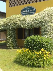 een gebouw met een bos bloemen ervoor bij Arriga Alta in Lonato