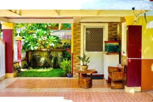 Garden sa labas ng Entire House with 4 rooms near SM Molino and Vermosa Ayala