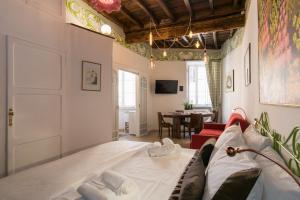 una sala de estar con un sofá y una mesa en Navona Open Space Apartments, en Roma