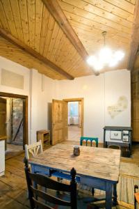 a dining room with a wooden table and chairs at Gosciniec Kaszarnia Kamienne in Mirsk