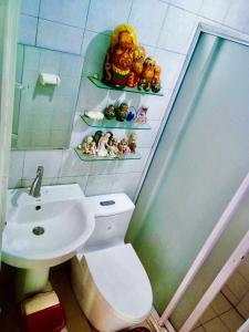 Bathroom sa Entire House with 4 rooms near SM Molino and Vermosa Ayala
