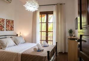 1 dormitorio con 1 cama con toallas en Alexandra Villa Stalos en Stalos
