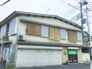 een gebouw met twee garagedeuren in een straat bij Guesthouse Ogawaya in Tanabe