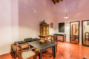 Μια τηλεόραση ή/και κέντρο ψυχαγωγίας στο Red Parrot Beach Villa