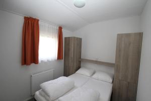 Gallery image of IJsselmeer-chalet nr. 66 in Molkwerum