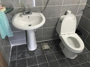 Koupelna v ubytování Guesthouse Nabiya + 37 fotografií