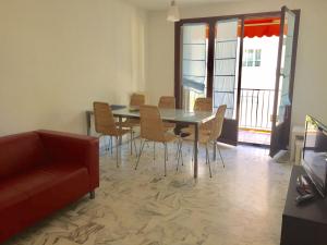 comedor con mesa, sillas y sofá en AGENCIA appartement 2 chambres LE CORFOU, en Cannes