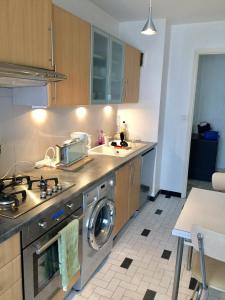 cocina con fregadero y lavadora en AGENCIA appartement 2 chambres LE CORFOU, en Cannes