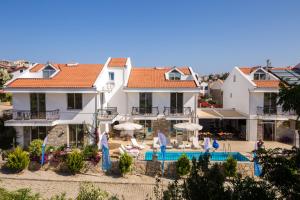 Bazén v ubytování Datca Beyaz Ev Hotel nebo v jeho okolí