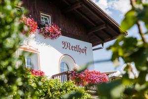 un edificio con flores a un lado. en Merlhof, en Fiè