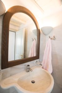 A bathroom at Bleland Mykonos Még 37 kép