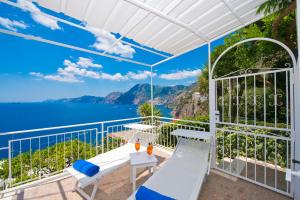 a balcony with a view of the ocean at Il Corallo in Praiano