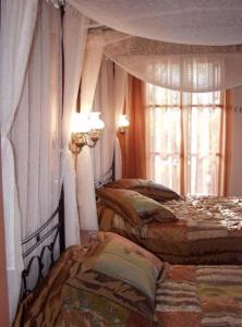 Кровать или кровати в номере Manganos Apartments