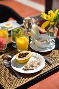 阿蘭卡絲多薩的住宿－卡斯特洛阿爾卡塞爾多薩爾酒店，盘子里放着一盘食物的桌子